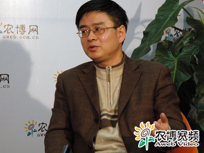 对牛弹琴，用以讥笑说话的人不看对象，使听话的人不懂对方说得是什么。而在二十多年前，国外却专门有一些人给奶牛听音乐；让西红柿听歌曲。当时我们不过是当成一种趣闻，而现如今这种方法已经成为了一种“时尚”的学科：物理农业。今天我们荣幸的邀请了天津市农机局胡伟胡局长，就物理农业与广大网友进行深入的交流。