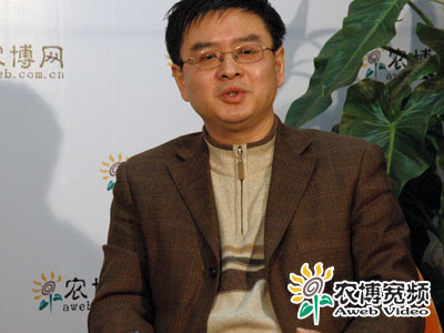 对牛弹琴，用以讥笑说话的人不看对象，使听话的人不懂对方说得是什么。而在二十多年前，国外却专门有一些人给奶牛听音乐；让西红柿听歌曲。当时我们不过是当成一种趣闻，而现如今这种方法已经成为了一种“时尚”的学科：物理农业。今天我们荣幸的邀请了天津市农机局胡伟胡局长，就物理农业与广大网友进行深入的交流。