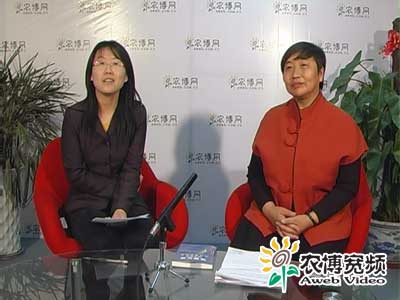 主持人卢红双与魏昂老师